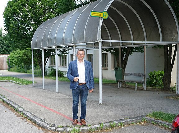 Thalheimhaltestelleschule.JPG  