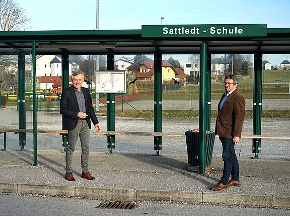 Sattledtbushaltestelleschule.JPG  